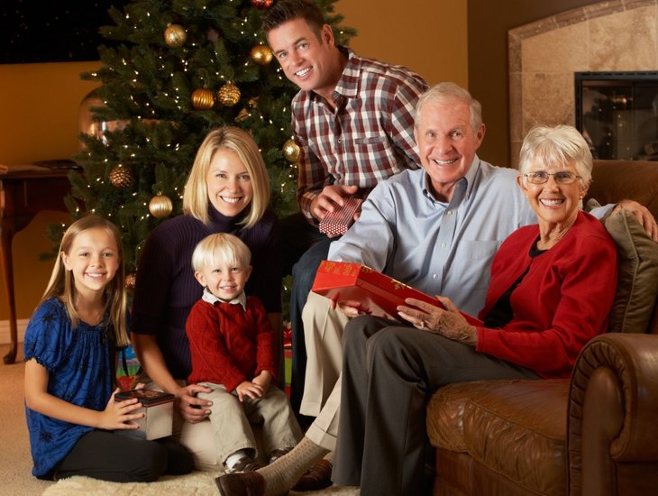 Familie foran juletræ
